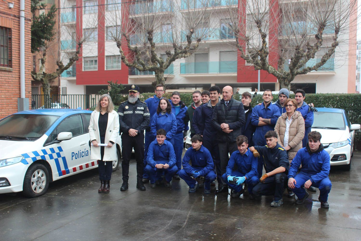 Donación de vehículos de la Policia Local al IES Giner de los Ríos de León | José Martín