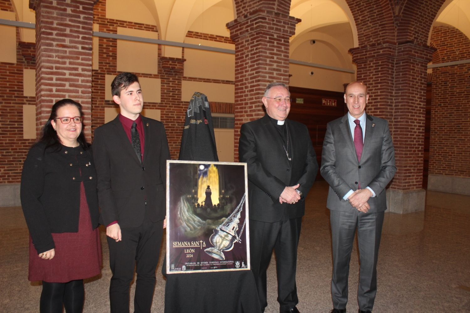 La Semana Santa de León se presenta en un cartel lleno de simbolismo donde predomina el juego de luces y sombras