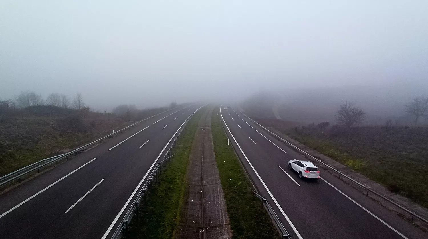 La niebla condiciona la circulación en dos tramos de la A-6 en la provincia de León