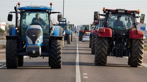 Una marcha espontánea de tractores tapona varias carreteras de la provincia de León