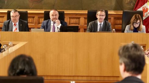 Gerardo A. Courel saca adelante su primer presupuesto al frente de Diputación con cifra récord de 214,6 millones y aúna el apoyo de PP y UPL Gerardo A. Courel saca adelante su primer presupuesto al frente de Diputación con cifra récord de 214,6 millones y aúna el apoyo de PP y UPL