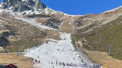 La estación de esquí de San Isidro anuncia su cierre temporal por escasez de nieve