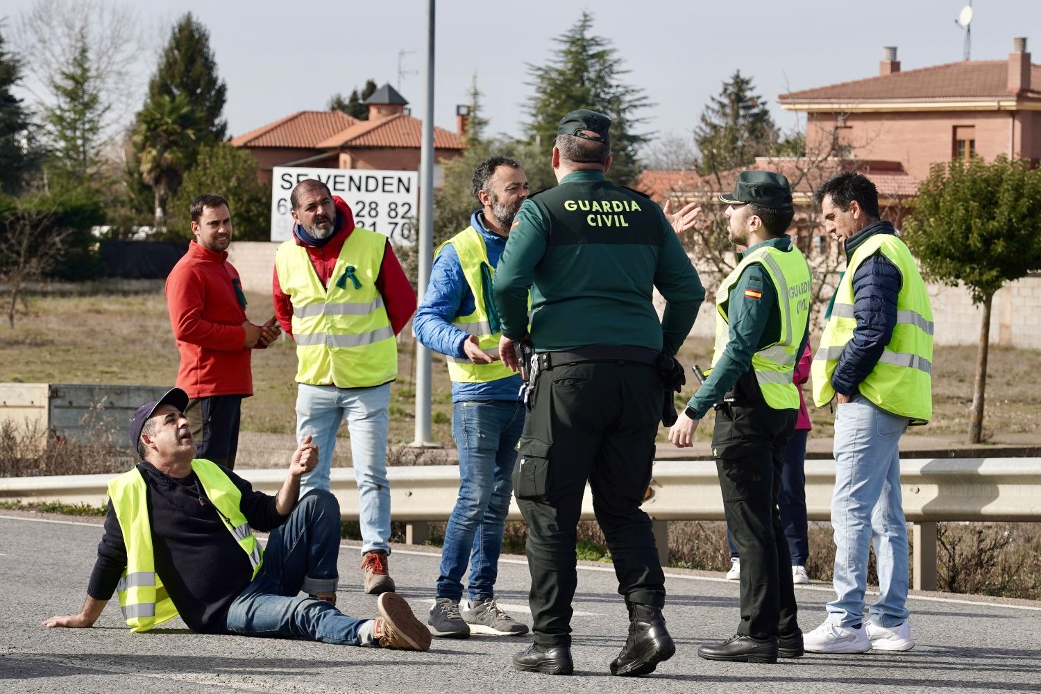  Los agricultores leoneses cortan la N-120 a la altura de Villadangos del Páramo | Campillo / ICAL. 