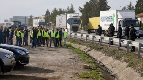 Los agricultores leoneses cortan la N-120 a la altura de Villadangos del Páramo | Campillo / ICAL. Los agricultores leoneses cortan la N-120 a la altura de Villadangos del Páramo | Campillo / ICAL.