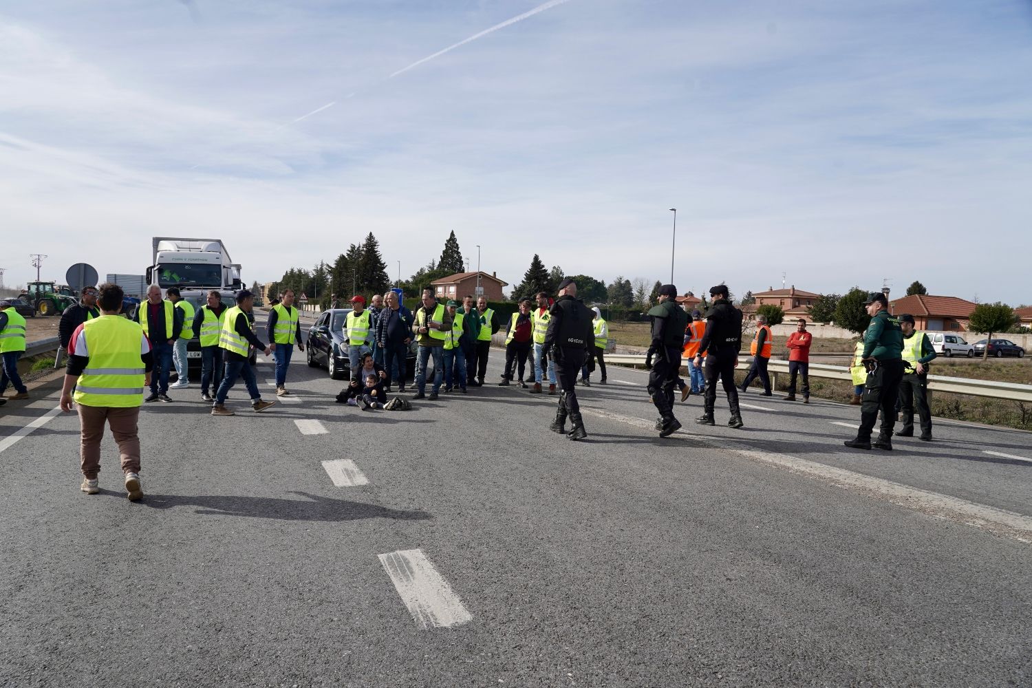  Los agricultores leoneses cortan la N-120 a la altura de Villadangos del Páramo | Campillo / ICAL. 