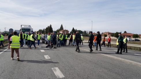 Los agricultores leoneses cortan la N-120 a la altura de Villadangos del Páramo | Campillo / ICAL. Los agricultores leoneses cortan la N-120 a la altura de Villadangos del Páramo | Campillo / ICAL.