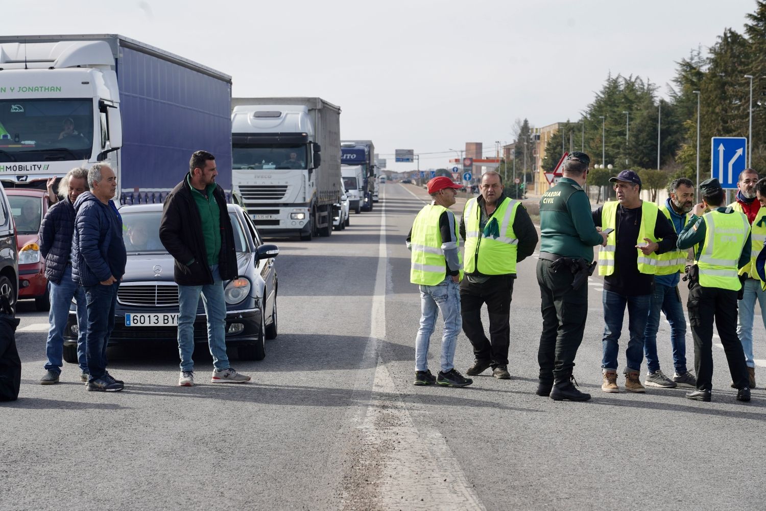  Los agricultores leoneses cortan la N-120 a la altura de Villadangos del Páramo | Campillo / ICAL. 