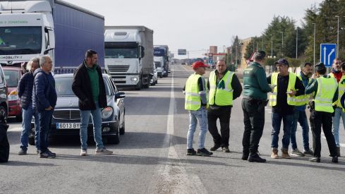 Los agricultores leoneses cortan la N-120 a la altura de Villadangos del Páramo | Campillo / ICAL. Los agricultores leoneses cortan la N-120 a la altura de Villadangos del Páramo | Campillo / ICAL.