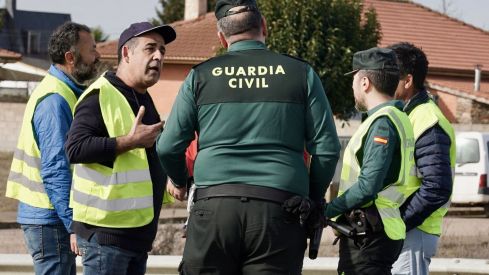 Los agricultores leoneses cortan la N-120 a la altura de Villadangos del Páramo | Campillo / ICAL. Los agricultores leoneses cortan la N-120 a la altura de Villadangos del Páramo | Campillo / ICAL.