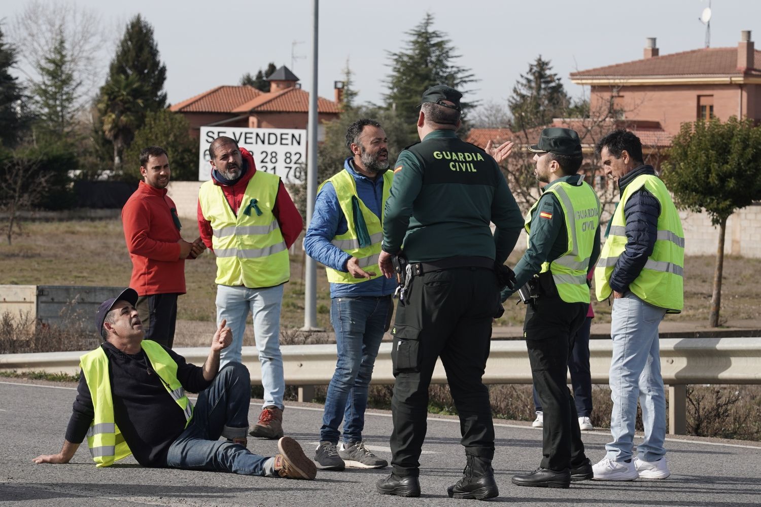  Los agricultores leoneses cortan la N-120 a la altura de Villadangos del Páramo | Campillo / ICAL. 