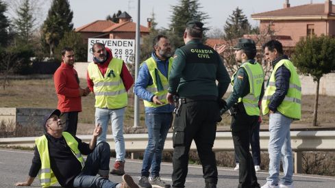 Los agricultores leoneses cortan la N-120 a la altura de Villadangos del Páramo | Campillo / ICAL. Los agricultores leoneses cortan la N-120 a la altura de Villadangos del Páramo | Campillo / ICAL.