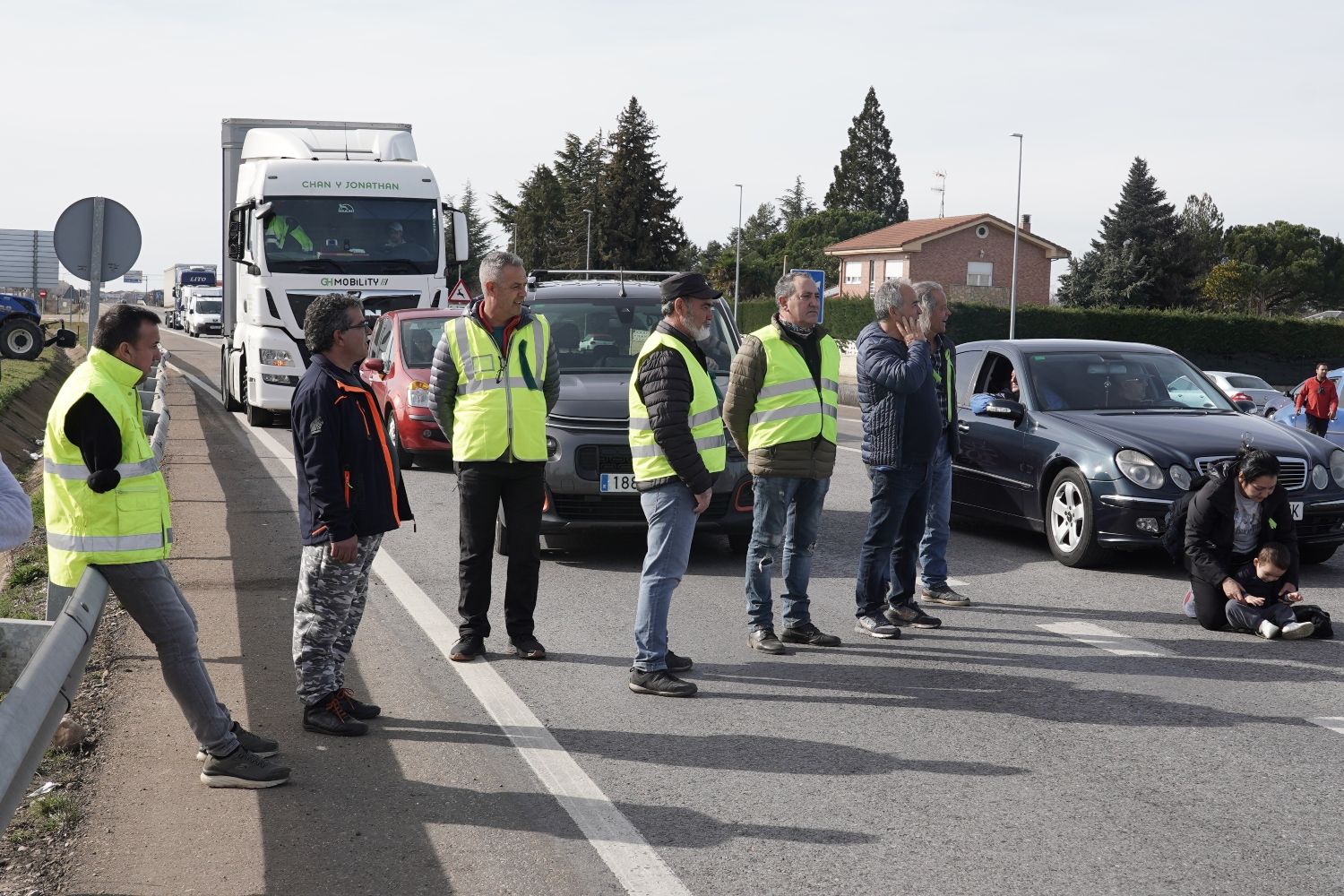  Los agricultores leoneses cortan la N-120 a la altura de Villadangos del Páramo | Campillo / ICAL. 