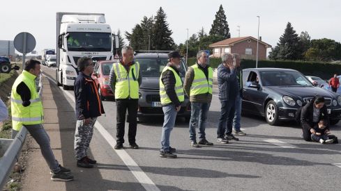 Los agricultores leoneses cortan la N-120 a la altura de Villadangos del Páramo | Campillo / ICAL. Los agricultores leoneses cortan la N-120 a la altura de Villadangos del Páramo | Campillo / ICAL.