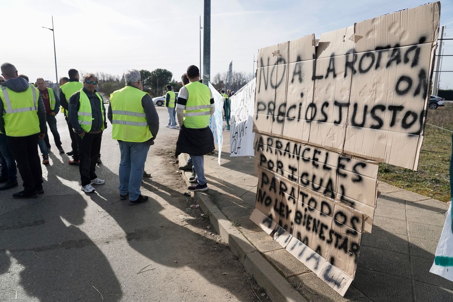  Los agricultores leoneses cortan la N-120 a la altura de Villadangos del Páramo | Campillo / ICAL. 