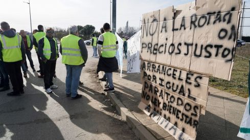 Los agricultores leoneses cortan la N-120 a la altura de Villadangos del Páramo | Campillo / ICAL. Los agricultores leoneses cortan la N-120 a la altura de Villadangos del Páramo | Campillo / ICAL.