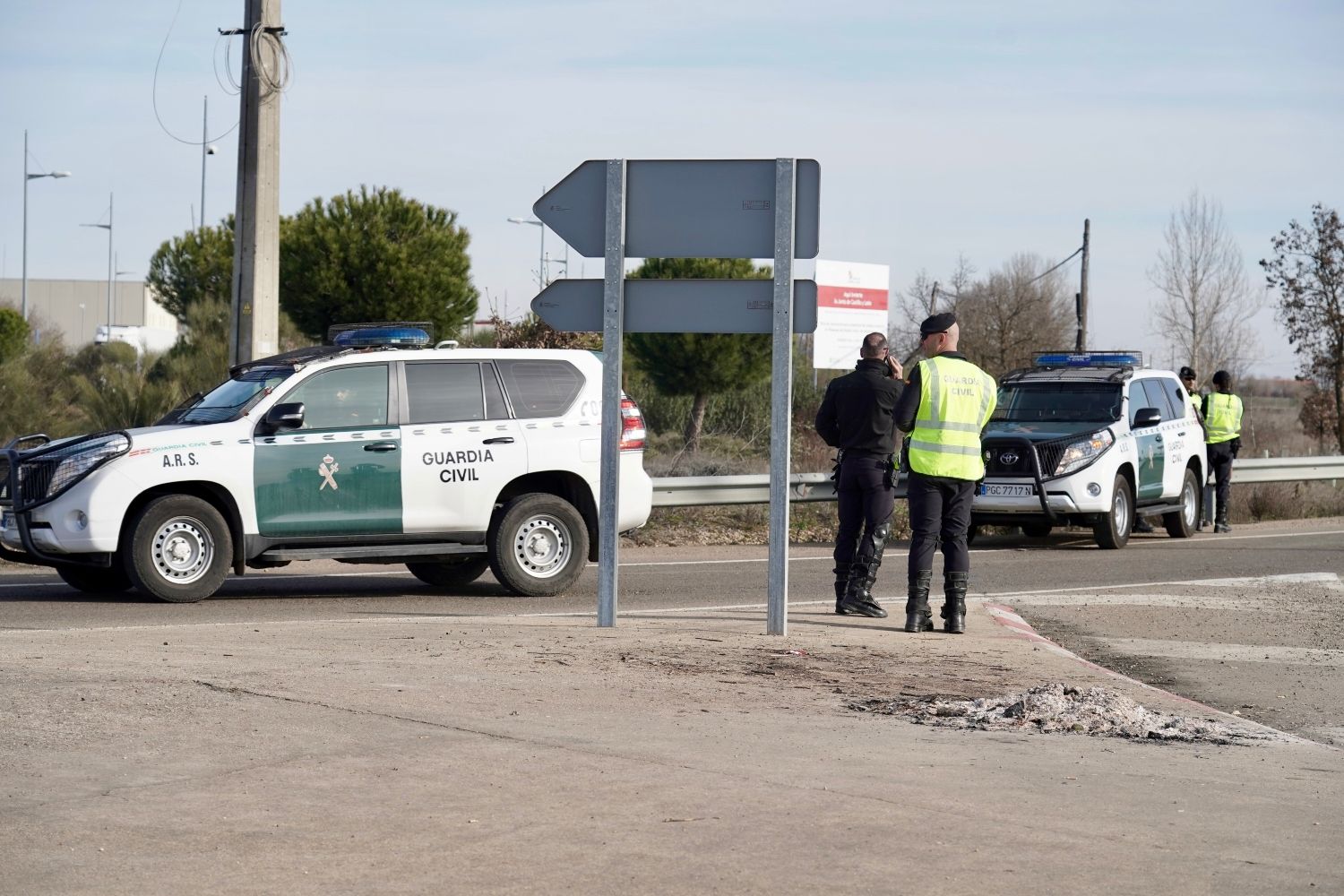  Los agricultores leoneses cortan la N-120 a la altura de Villadangos del Páramo | Campillo / ICAL. 