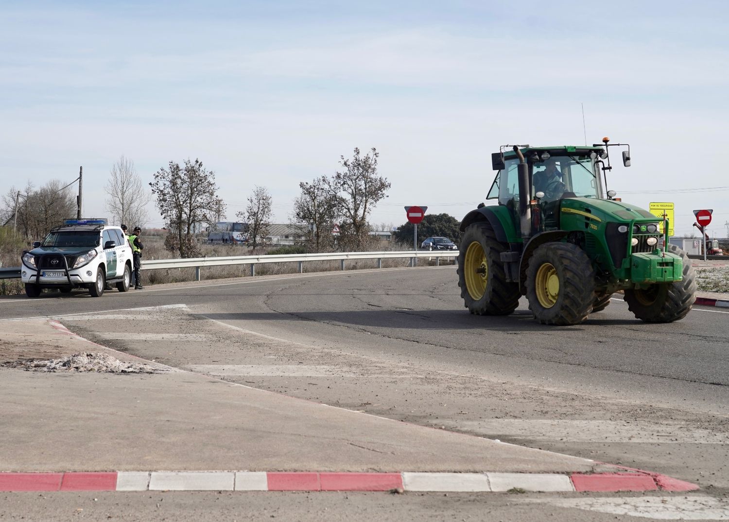  Los agricultores leoneses cortan la N-120 a la altura de Villadangos del Páramo | Campillo / ICAL. 