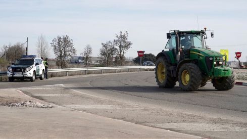 Los agricultores leoneses cortan la N-120 a la altura de Villadangos del Páramo | Campillo / ICAL. Los agricultores leoneses cortan la N-120 a la altura de Villadangos del Páramo | Campillo / ICAL.