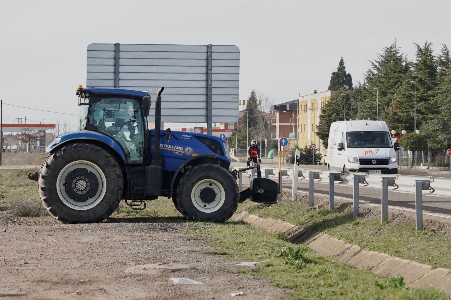  Los agricultores leoneses cortan la N-120 a la altura de Villadangos del Páramo | Campillo / ICAL. 