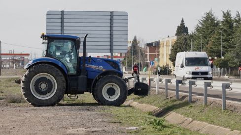Los agricultores leoneses cortan la N-120 a la altura de Villadangos del Páramo | Campillo / ICAL. Los agricultores leoneses cortan la N-120 a la altura de Villadangos del Páramo | Campillo / ICAL.
