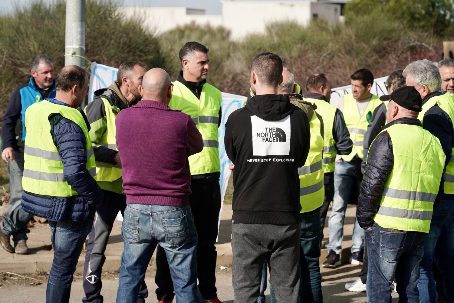  Los agricultores leoneses cortan la N-120 a la altura de Villadangos del Páramo | Campillo / ICAL. 