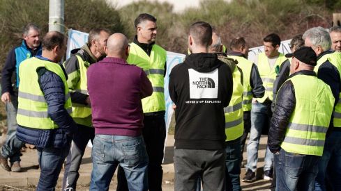 Los agricultores leoneses cortan la N-120 a la altura de Villadangos del Páramo | Campillo / ICAL. Los agricultores leoneses cortan la N-120 a la altura de Villadangos del Páramo | Campillo / ICAL.