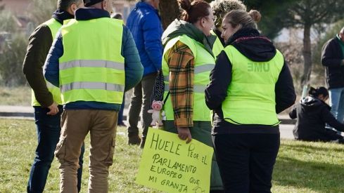 Los agricultores leoneses cortan la N-120 a la altura de Villadangos del Páramo | Campillo / ICAL. Los agricultores leoneses cortan la N-120 a la altura de Villadangos del Páramo | Campillo / ICAL.