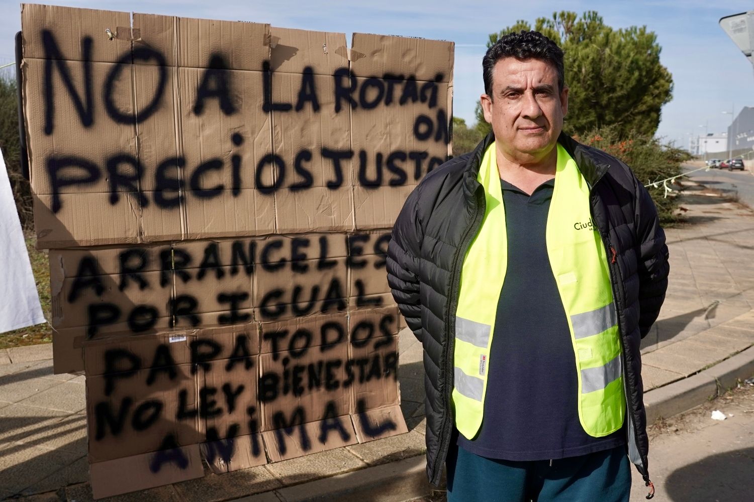  Los agricultores leoneses cortan la N-120 a la altura de Villadangos del Páramo | Campillo / ICAL. 