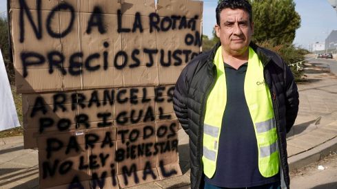 Los agricultores leoneses cortan la N-120 a la altura de Villadangos del Páramo | Campillo / ICAL. Los agricultores leoneses cortan la N-120 a la altura de Villadangos del Páramo | Campillo / ICAL.