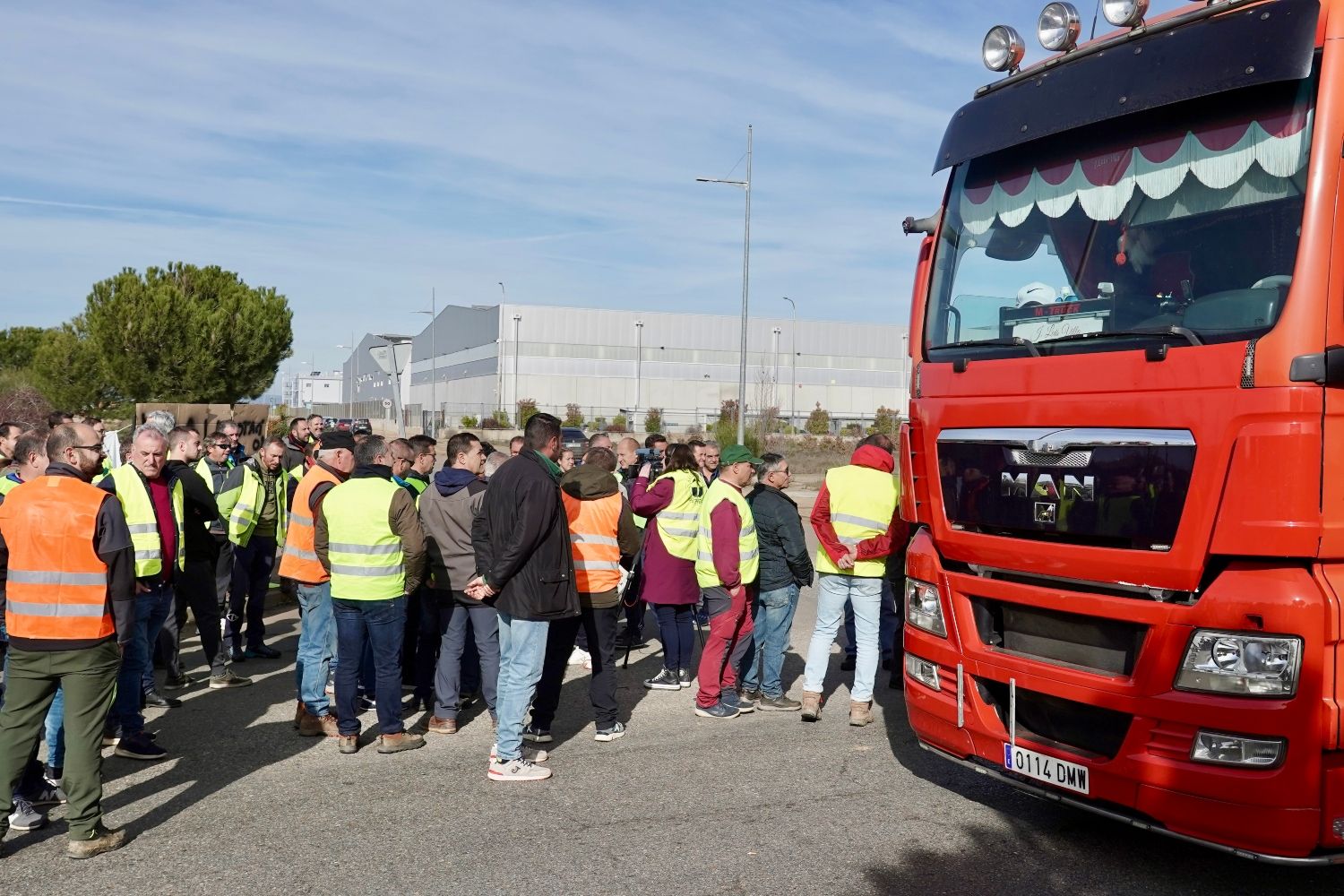  Los agricultores leoneses cortan la N-120 a la altura de Villadangos del Páramo | Campillo / ICAL. 