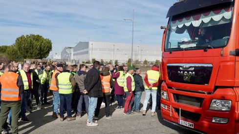 Los agricultores leoneses cortan la N-120 a la altura de Villadangos del Páramo | Campillo / ICAL. Los agricultores leoneses cortan la N-120 a la altura de Villadangos del Páramo | Campillo / ICAL.