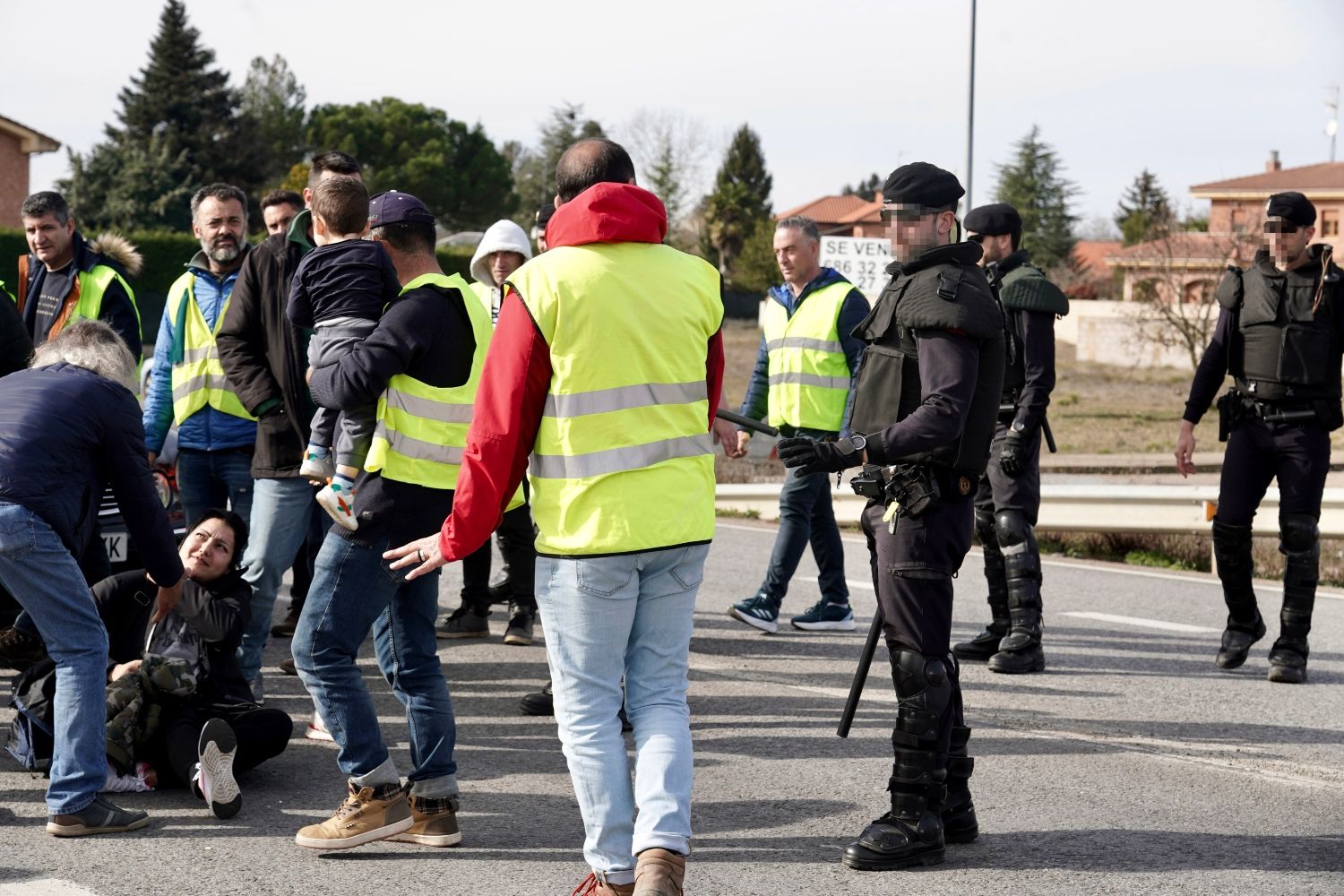  Los agricultores leoneses cortan la N-120 a la altura de Villadangos del Páramo | Campillo / ICAL. 