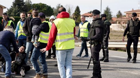 Los agricultores leoneses cortan la N-120 a la altura de Villadangos del Páramo | Campillo / ICAL. Los agricultores leoneses cortan la N-120 a la altura de Villadangos del Páramo | Campillo / ICAL.