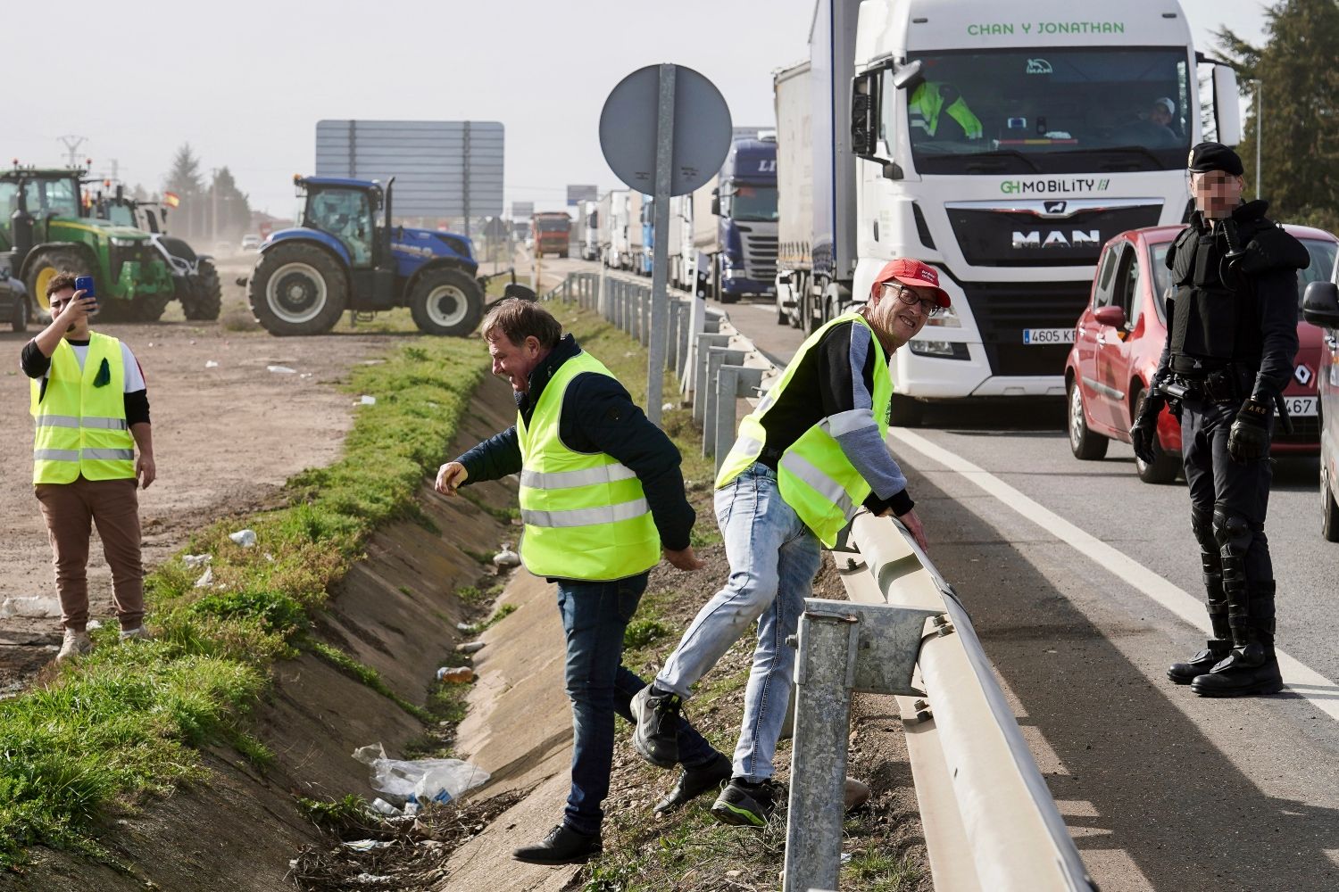  Los agricultores leoneses cortan la N-120 a la altura de Villadangos del Páramo | Campillo / ICAL. 