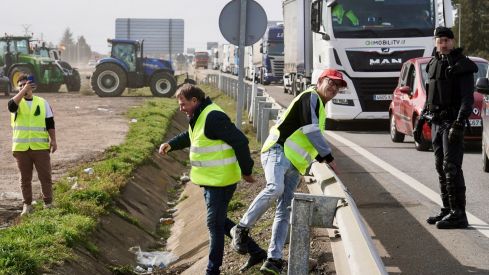  Imagen de archivo de los agricultores leoneses cortando la N-120 a la altura de Villadangos del Páramo | Campillo / ICAL. 