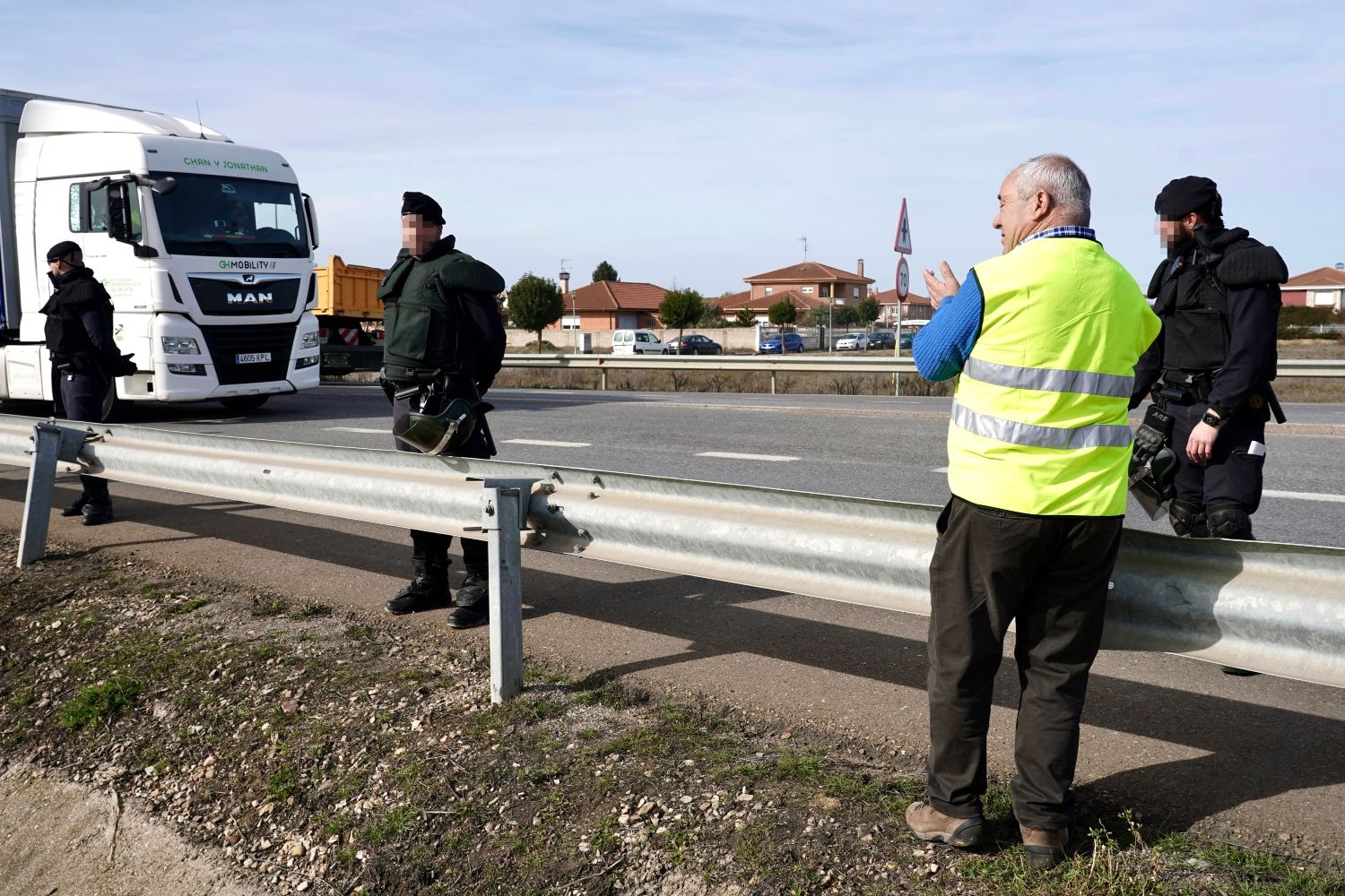  Los agricultores leoneses cortan la N-120 a la altura de Villadangos del Páramo | Campillo / ICAL. 