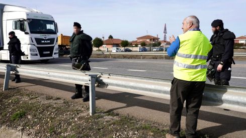 Los agricultores leoneses cortan la N-120 a la altura de Villadangos del Páramo | Campillo / ICAL. Los agricultores leoneses cortan la N-120 a la altura de Villadangos del Páramo | Campillo / ICAL.