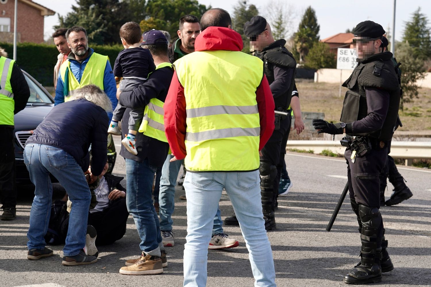  Los agricultores leoneses cortan la N-120 a la altura de Villadangos del Páramo | Campillo / ICAL. 