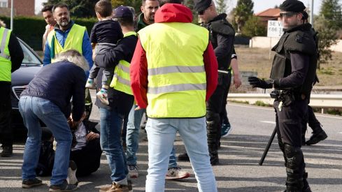 Los agricultores leoneses cortan la N-120 a la altura de Villadangos del Páramo | Campillo / ICAL. Los agricultores leoneses cortan la N-120 a la altura de Villadangos del Páramo | Campillo / ICAL.