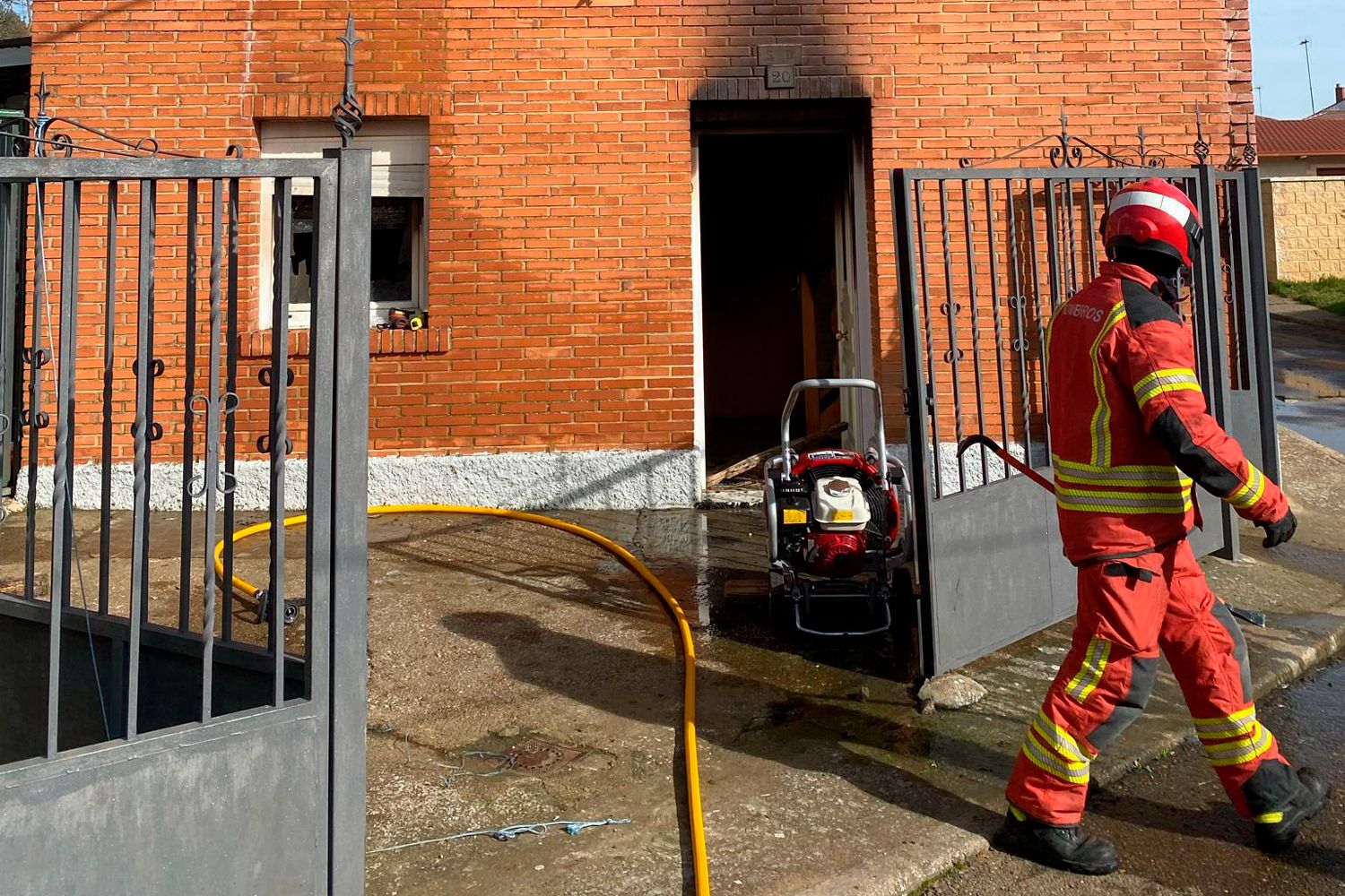Intervención de los Bomberos de la Diputación de León en el incendio de Almanza