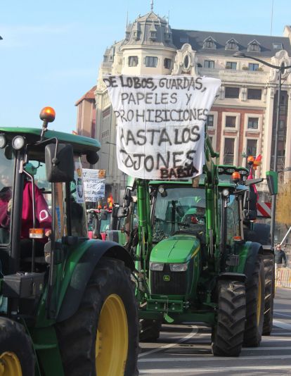 Segunda tractorada en León capital | Los agricultores anuncian que las protestas se mantendrán en el tiempo y esperan poder unirse a los transportistas Segunda tractorada en León capital | Los agricultores anuncian que las protestas se mantendrán en el tiempo y esperan poder unirse a los transportistas