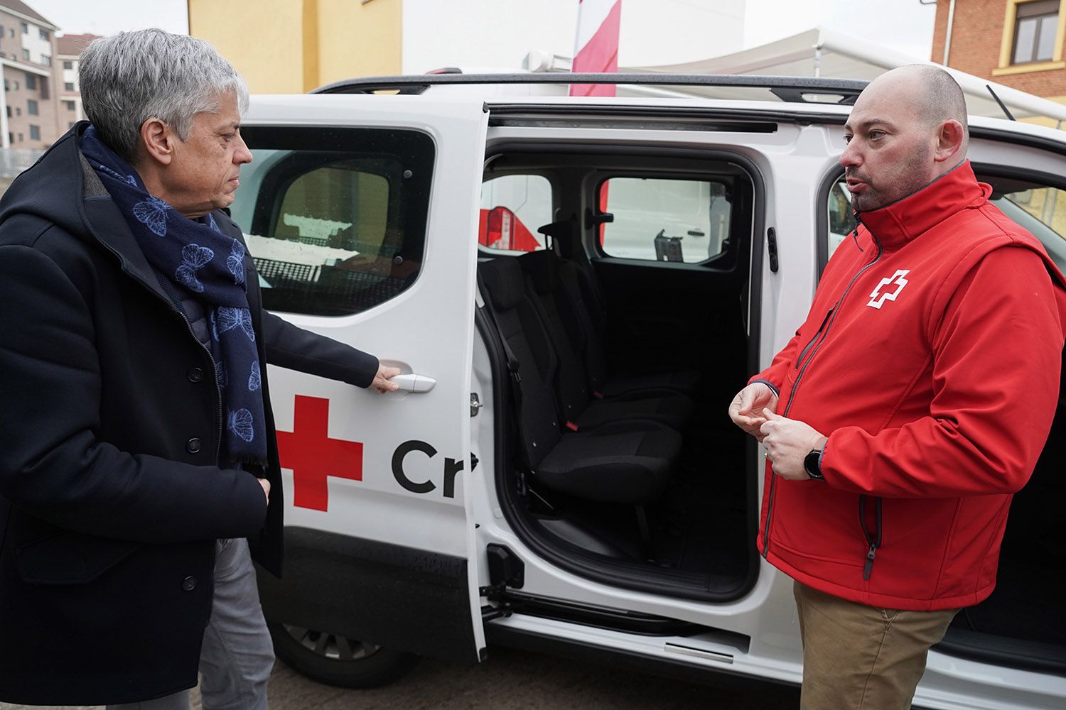 presentación vehículos cruz roja león