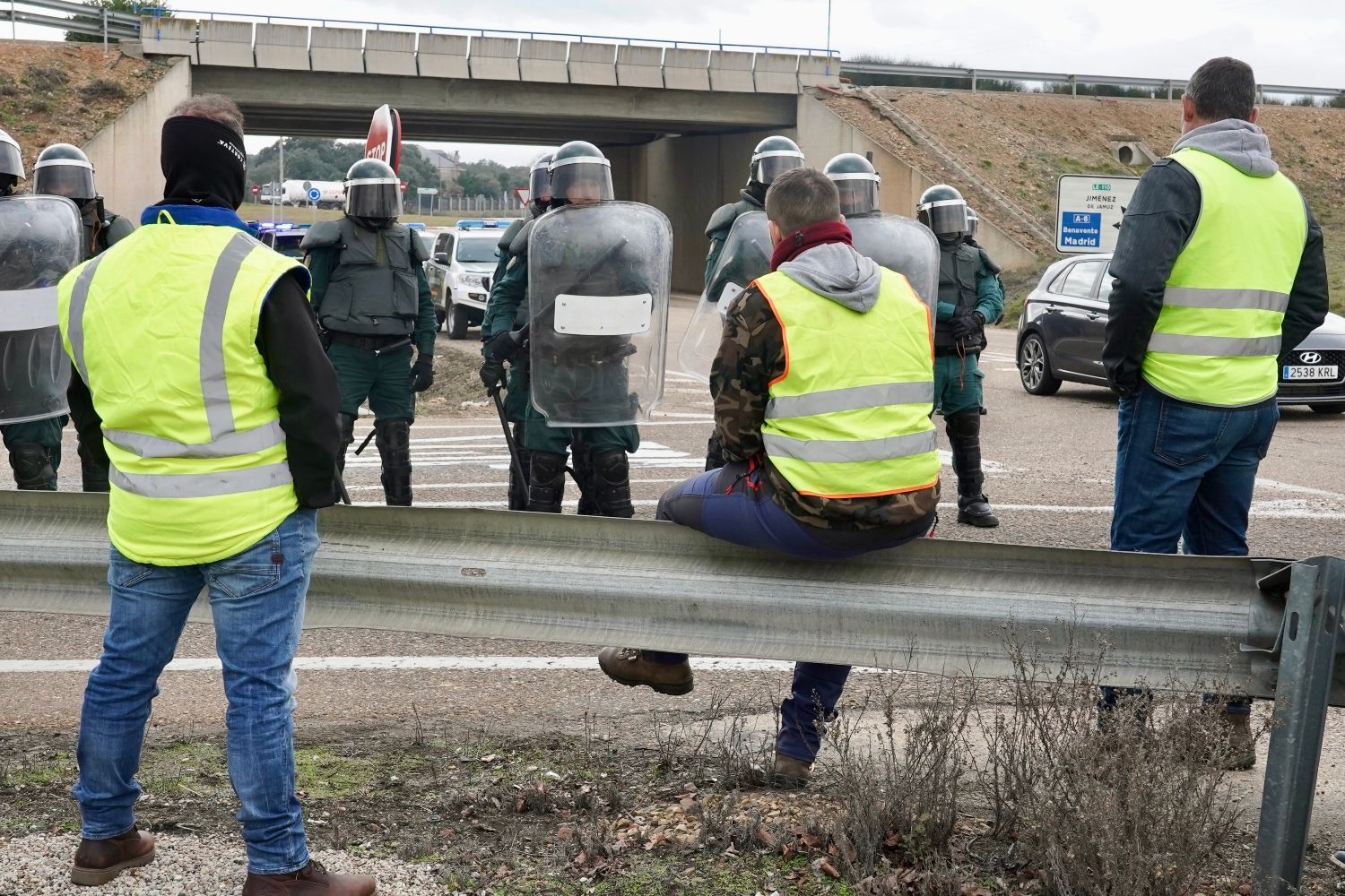 Los agricultores cortan la autovía A 6 a la altura de La Bañeza (León) | Campillo / ICAL. 