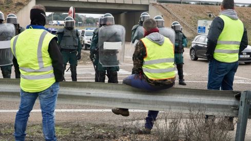 Los agricultores cortan la autovía A 6 a la altura de La Bañeza (León) | Campillo / ICAL. 