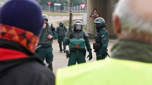 Los agricultores cortan la autovía A 6 a la altura de La Bañeza (León) | Campillo / ICAL. 