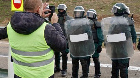 Los agricultores cortan la autovía A 6 a la altura de La Bañeza (León) | Campillo / ICAL. 