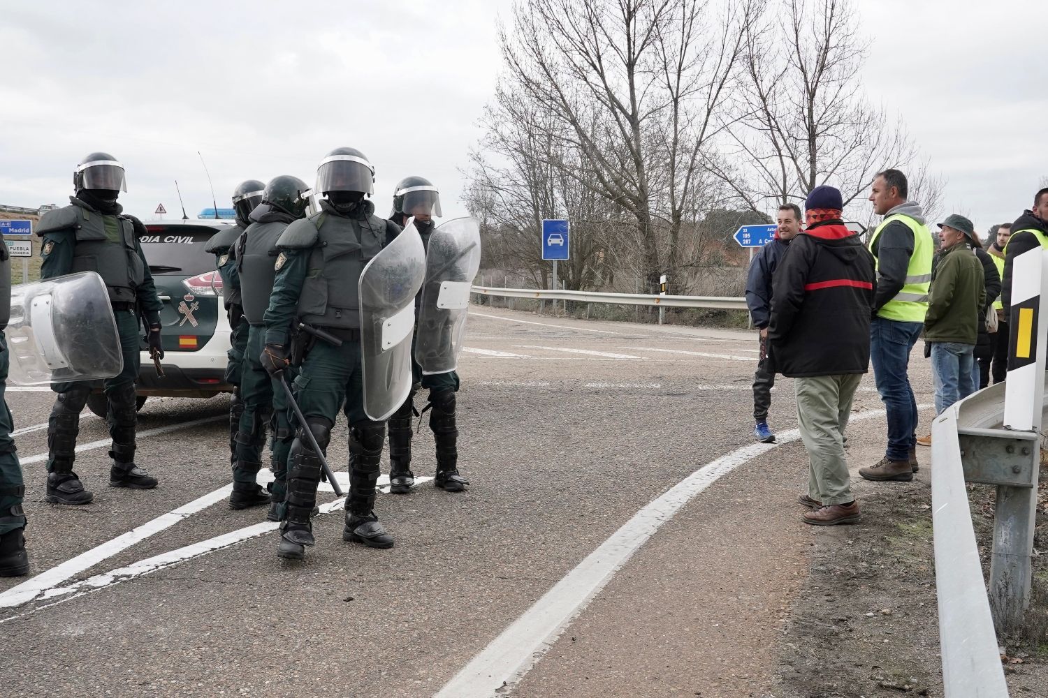 Los agricultores cortan la autovía A 6 a la altura de La Bañeza (León) | Campillo / ICAL. 