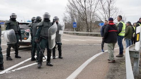 Los agricultores cortan la autovía A 6 a la altura de La Bañeza (León) | Campillo / ICAL. 