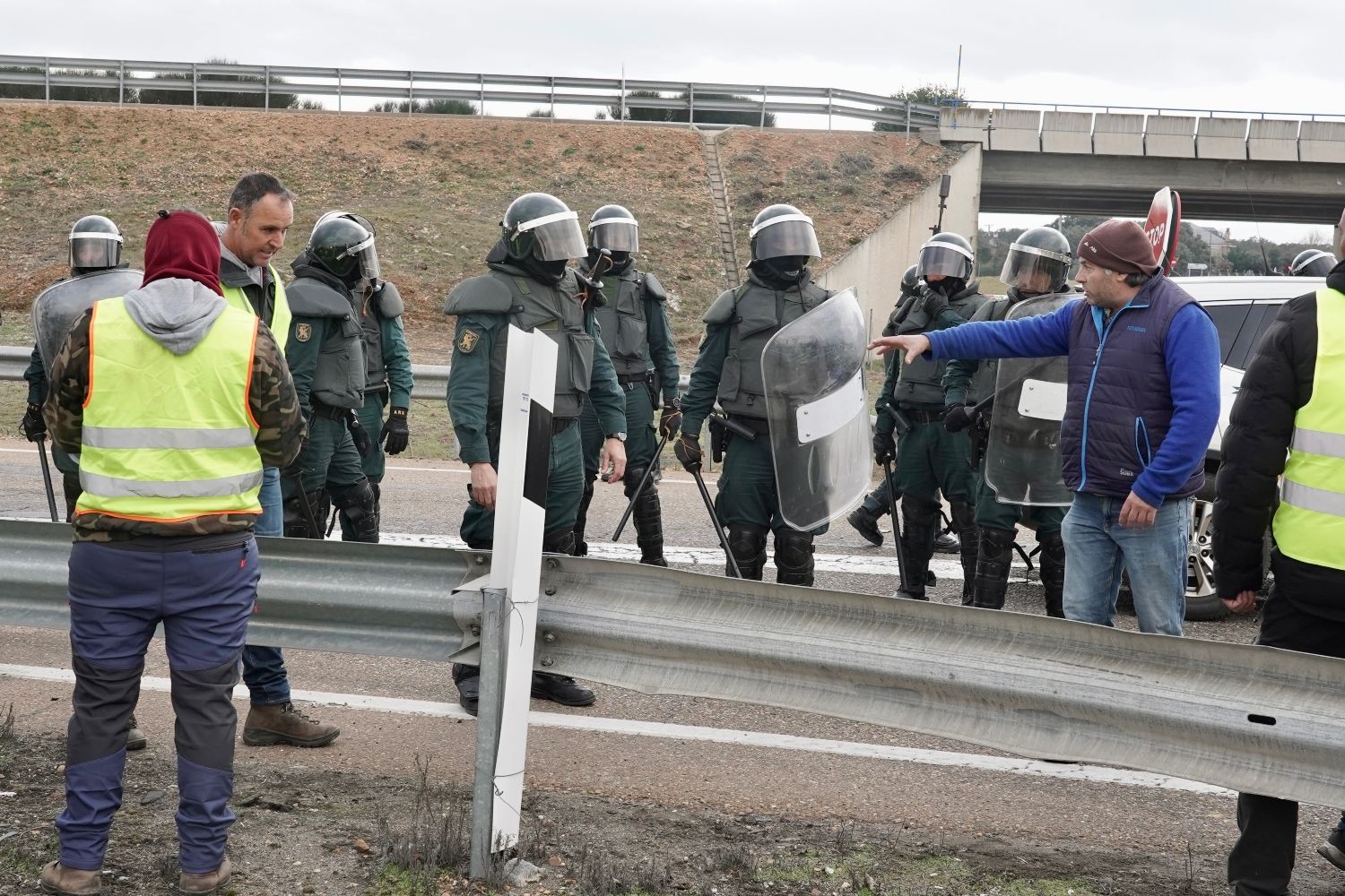 Los agricultores cortan la autovía A 6 a la altura de La Bañeza (León) | Campillo / ICAL. 