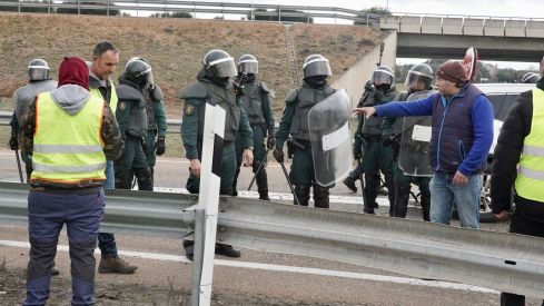 Los agricultores cortan la autovía A 6 a la altura de La Bañeza (León) | Campillo / ICAL. 